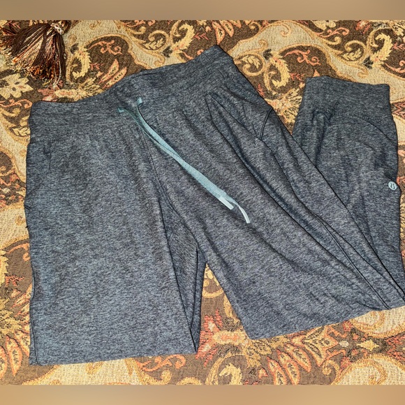 Lululemon Size 4 gray cropped Jogger EUC - Picture 2 of 3